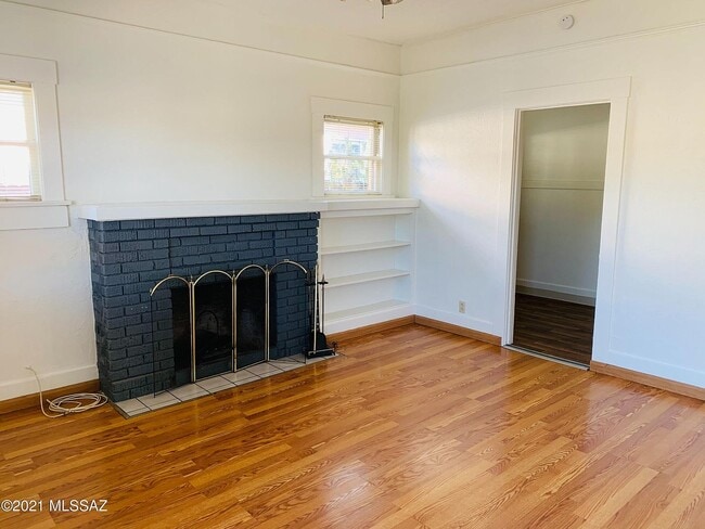 Living room - 616 E 8th St Unit 616