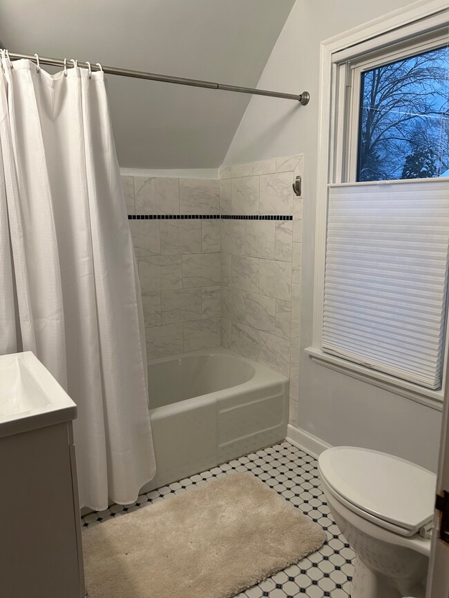 Freshly tiled bathroom with loads of natural light - 749 Hawthorne Ave E Unit 2