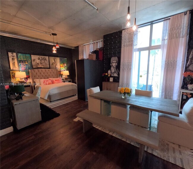 Building Photo - 2100 Van Buren St Unit 222