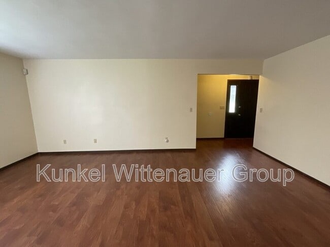 Photo - 102 Kingsway Dr