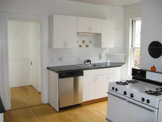 Building Photo - 30 Elm St Unit 2 Rental