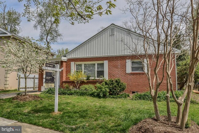 Photo - 305 S Fenwick St