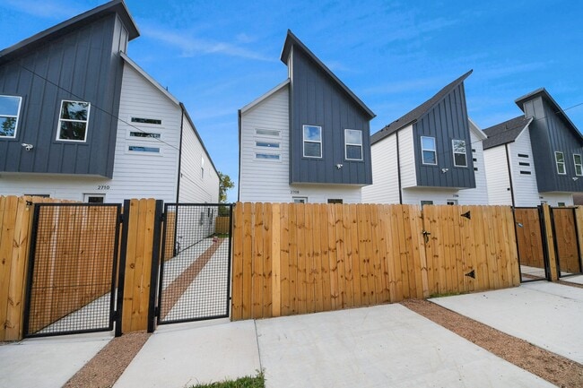 Photo - 2708 Bostic St Unidad A