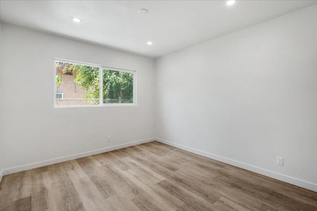 Photo - 317 E 97th St Unidad 1