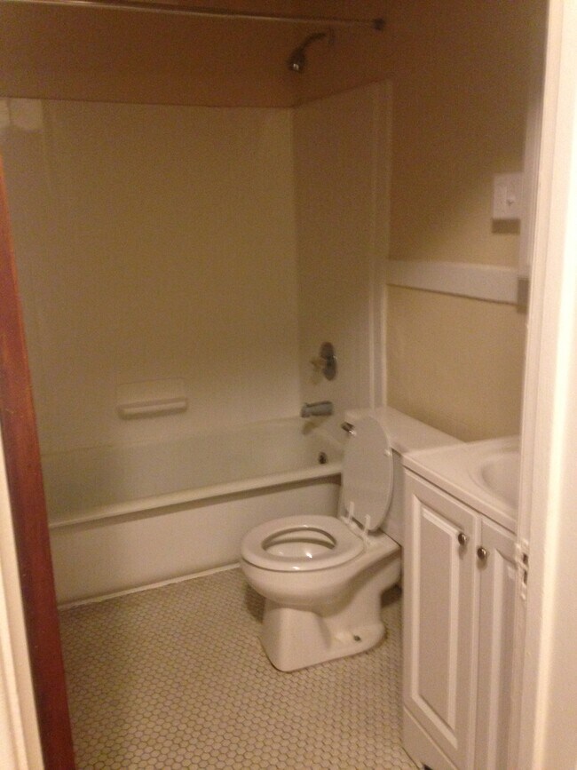 Shelbourne - Studio Bathroom