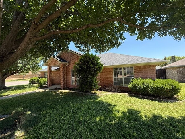 Photo - Gorgeous 3 bed/2bath home in Twin Oaks AVAILABLE SOON!