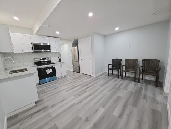 Photo - 9910-9153 153 St NW