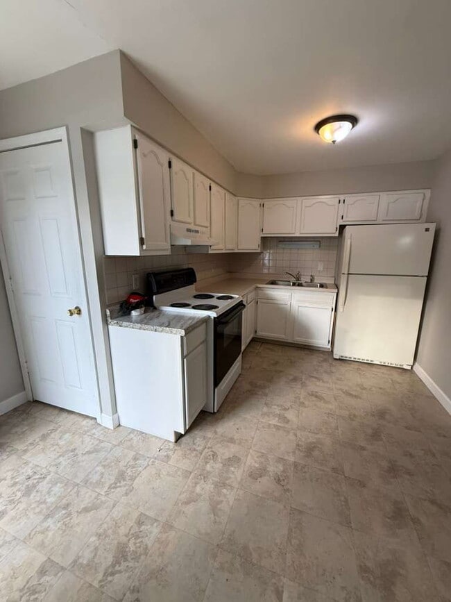 Photo - "Charming St. Louis Duplex: Cozy 2-Bedroom, 1-Bath with Hardwood Elegance!"
Section 8 Approved