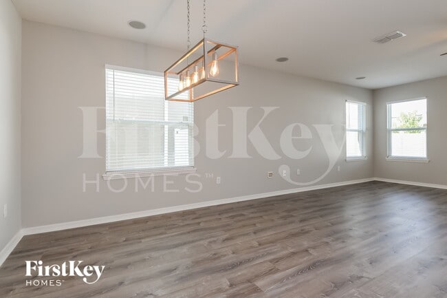 Photo - 2000 Remembrance Ave