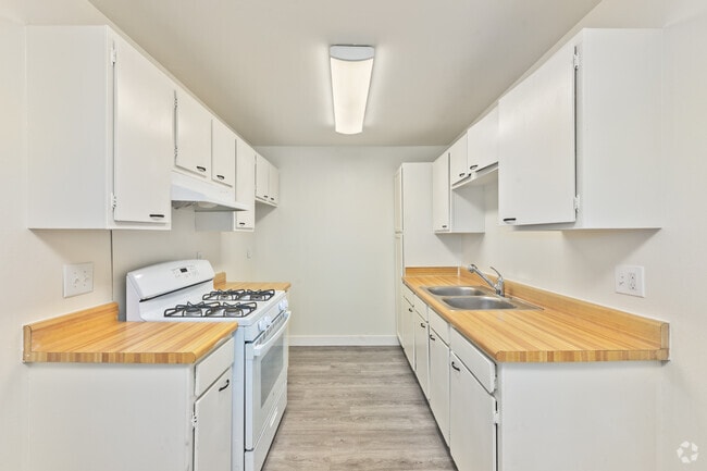 2BR, 1BA, 967SF - Kitchen