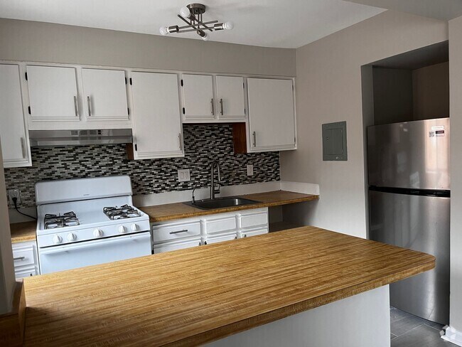 Building Photo - Affordable 2-Bedroom Apartment in Southwes... Unit 202