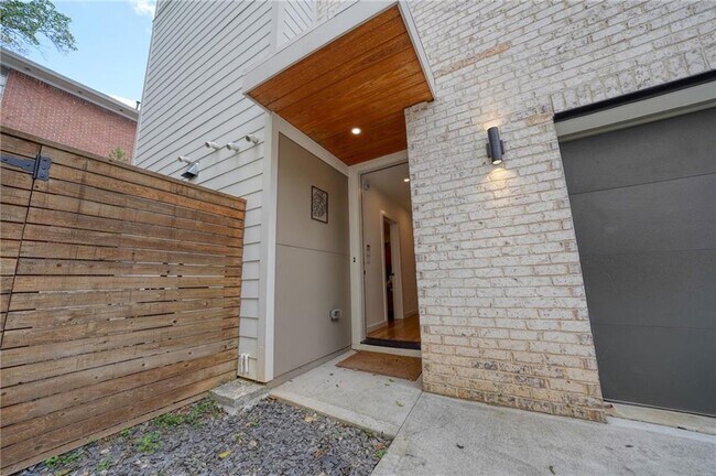 Photo - 829 Barnett St NE