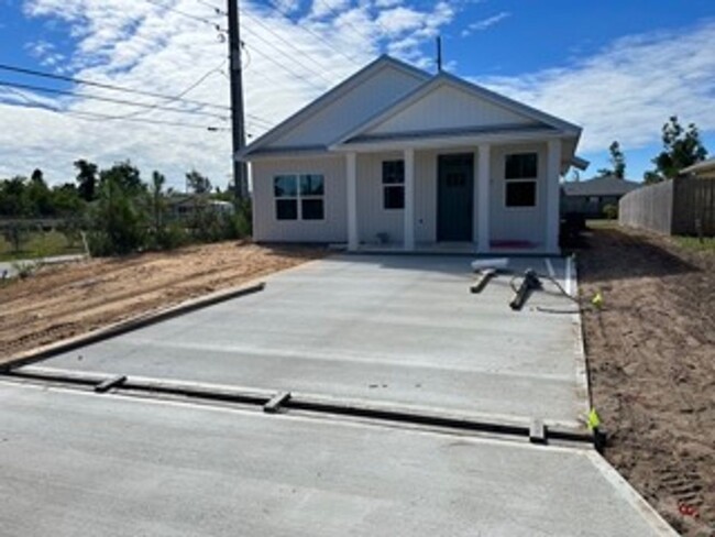 NEWLY CONSTRUCTED - Single-Family House fo... - NEWLY CONSTRUCTED - Single-Family House fo...