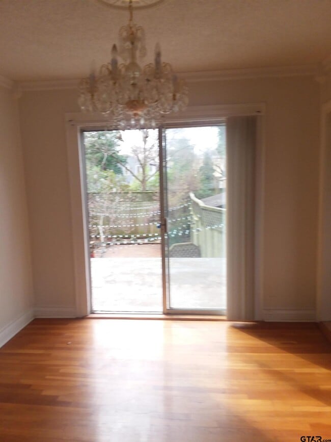 Photo - 608 W 3rd St