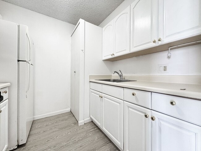 Photo - Pet Friendly, Furnished Waikiki Condo with Central A/C Unit 2312