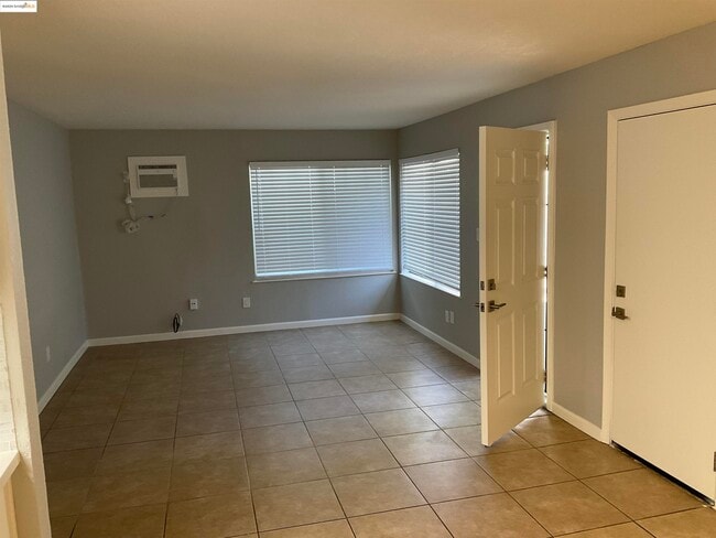 Photo - 108 E Trident Dr