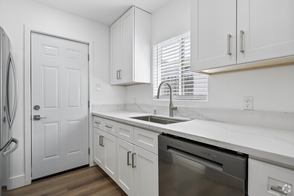 Studio, 1BA - 500SF - Kitchen