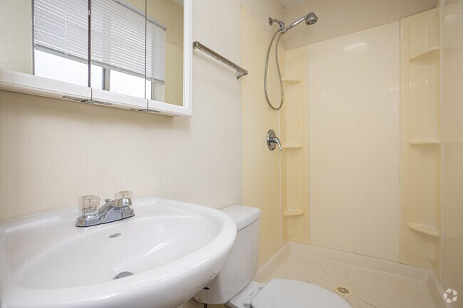 3BR, 2BA Townhouse - 1,100SF - Primary Bathroom