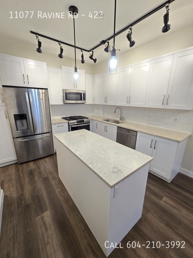 Building Photo - Modern Condo Near King George Unit 423