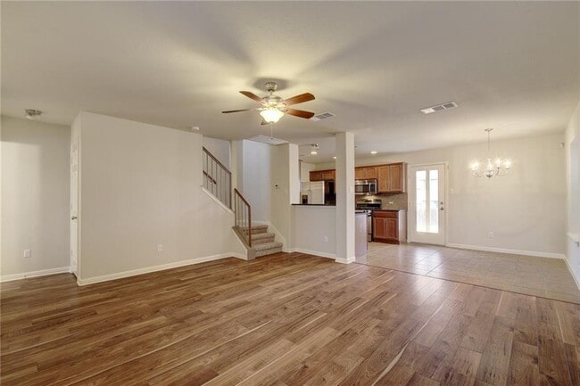 Photo - 476 Nottingham Loop