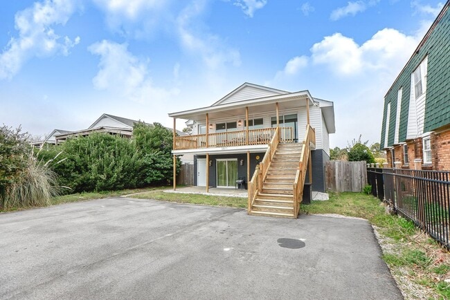 Building Photo - Pretty Lake Furnished Unit 2/1.5 Views! Vi... Rental