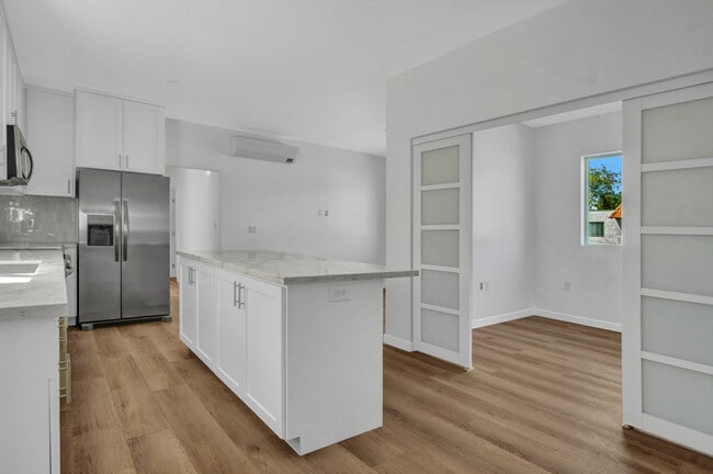 Building Photo - 13804 Moorpark St Rental