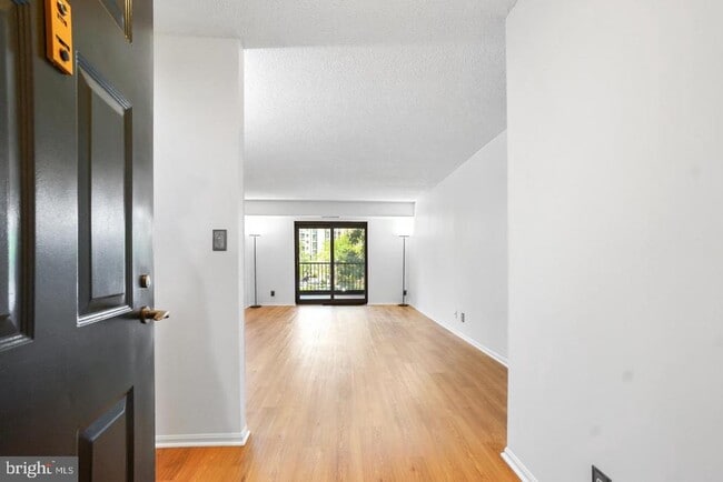 Building Photo - 5902 Mt Eagle Dr Unit 315