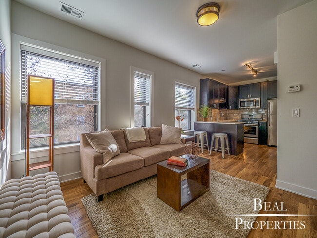 Building Photo - 2203 W Eastwood Ave Unit 1