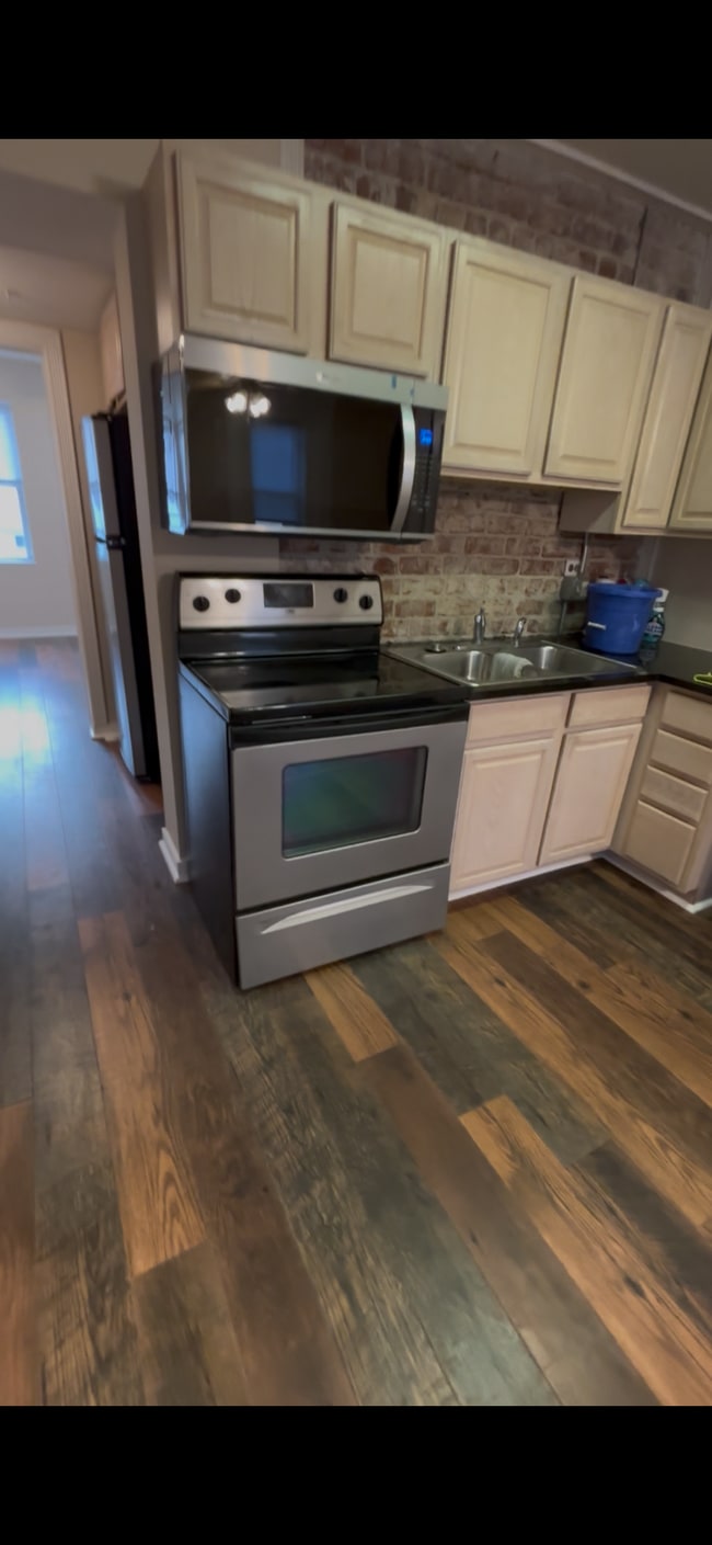 Building Photo - 626 S 19th St Unit 7