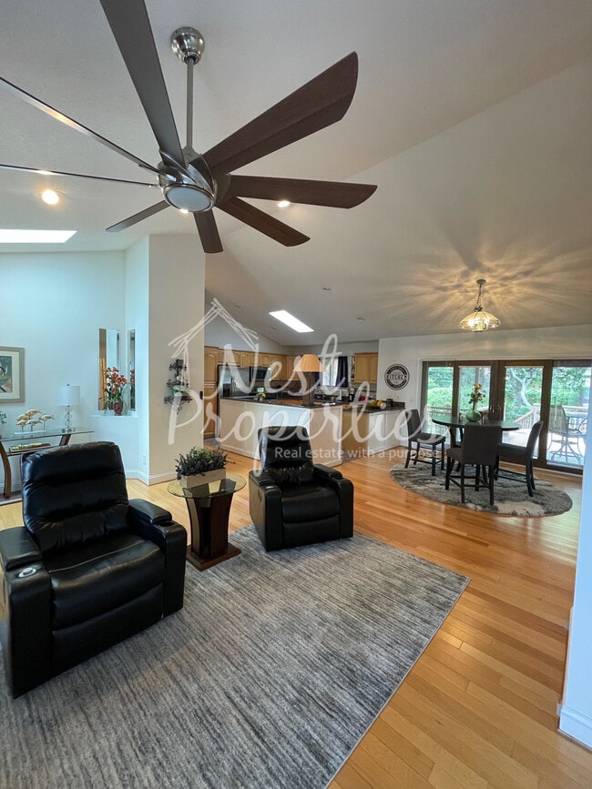 Photo - 1429 Adella St