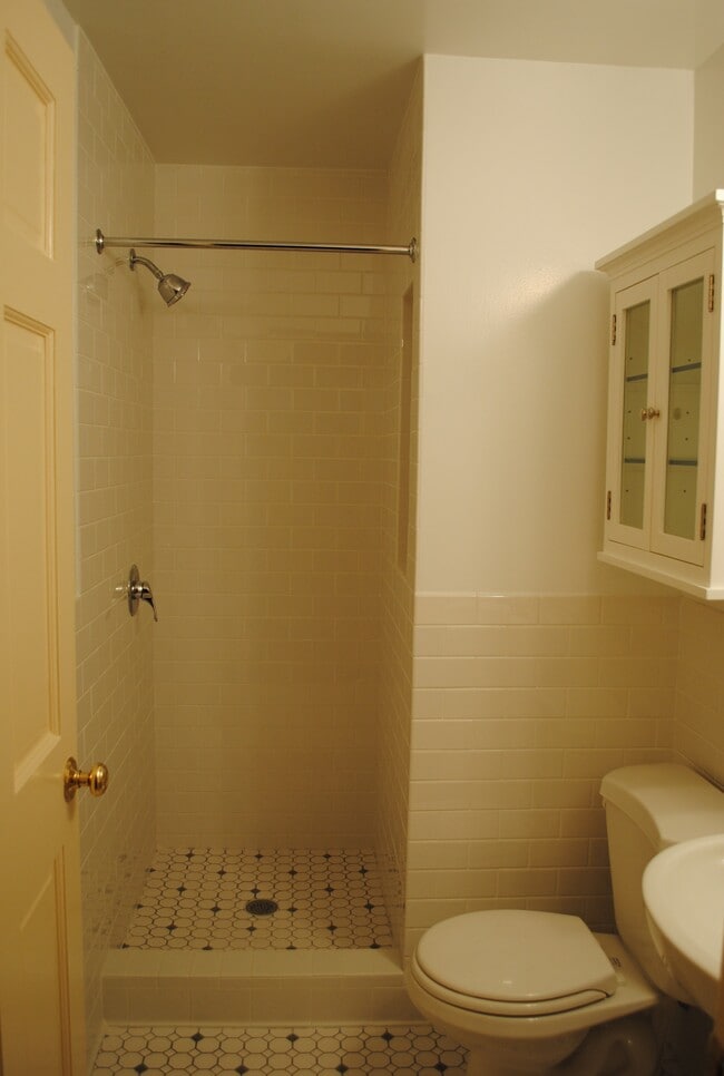 Photo - 323 C St SE Unit Basement Studio