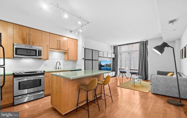 Building Photo - 437 New York Ave NW Unit 206