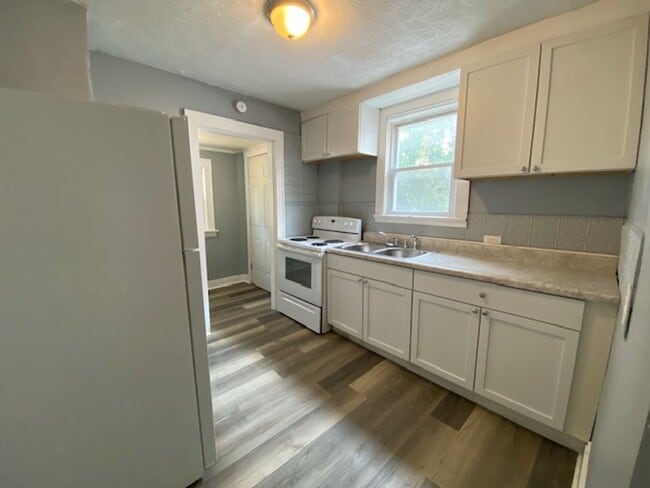 Photo - Roomy Goodyear Heights 5-Bed with Finished...