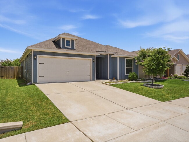 Photo - "Charming 4-Bed Oasis with 2 Baths in Fort Worth – Spacious 1,724 Sq Ft Gem!"