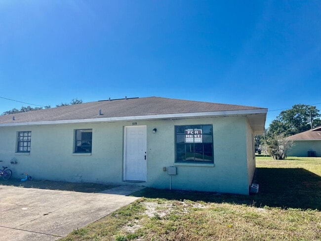 Building Photo - SPACIOUS 3BR/1.5BA Duplex! Convenient Loca...
