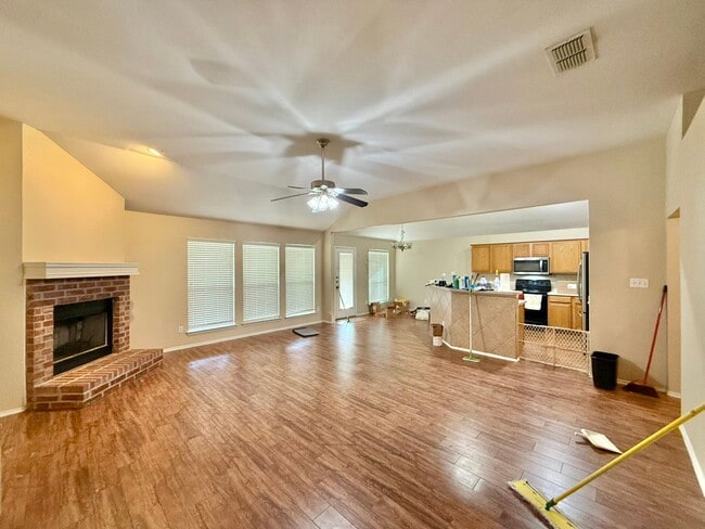 Photo - 3 Bedroom, 2 Bathroom Home in Lindale!