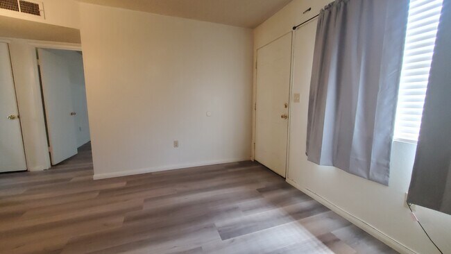 Photo - 309 W Barioni Blvd