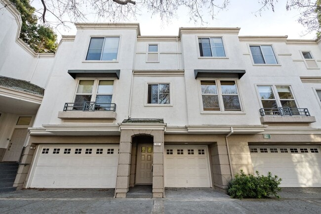 Building Photo - PRIZED UNIT IN RESORT-LIKE COMMUNITY EXCEL...