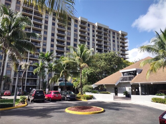 Building Photo - 1470 NE 123rd St Unit A606