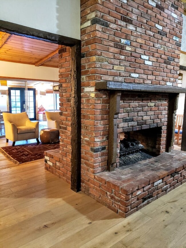 Photo - Mostly Furnished Bishop home with large li...