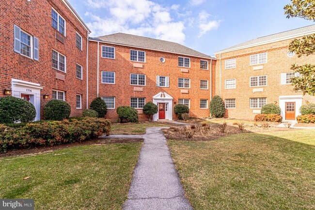 Photo - 1708 W Abingdon Dr Unit 301