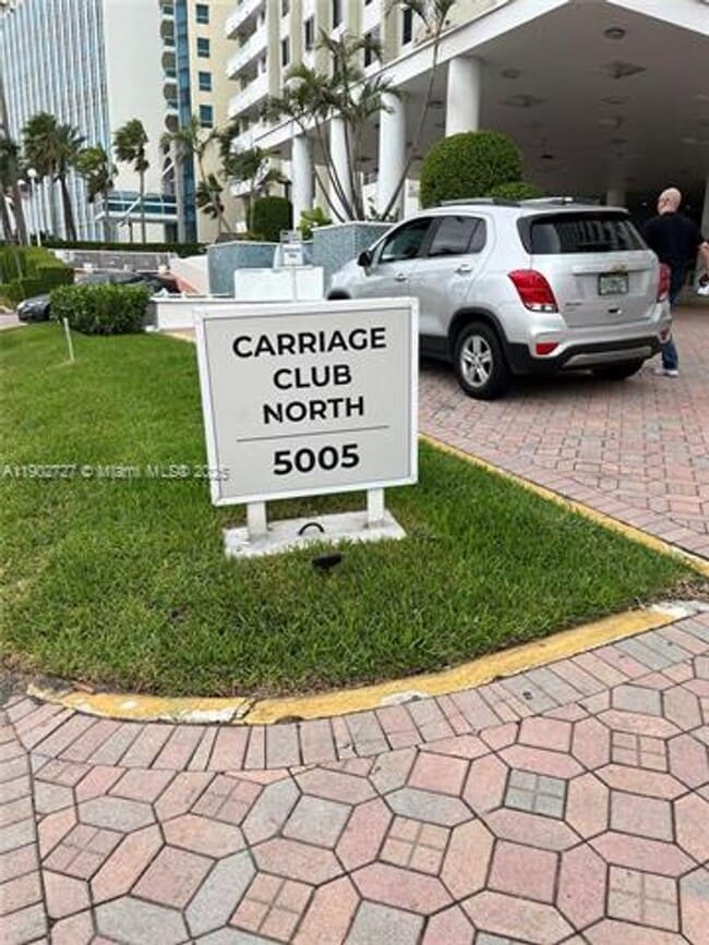 Building Photo - 5005 Collins Ave Unit 5005 Collins Ave appt 923