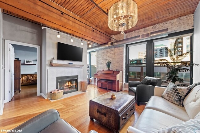 Building Photo - 411 W Ontario St Unit 405 Rental