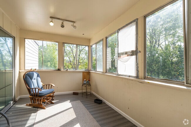 2BR, 1BA - 900SF - Sun Room - 813 S Main St