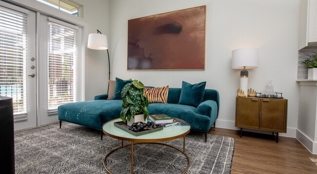 Photo - Luxe Living + $750 Gift Card Special! Unidad LTG