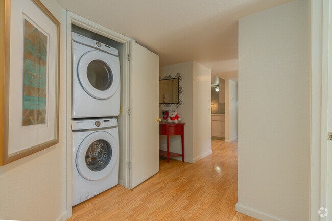 4BR, 2BA - 1406SF - Laundry - Pomona West Student Apartments