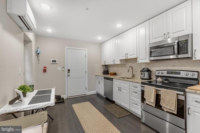 Building Photo - 624 N 35th St Unit 2