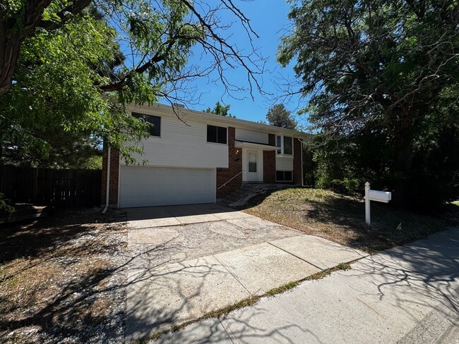 Spacious Aurora Home - Spacious Aurora Home