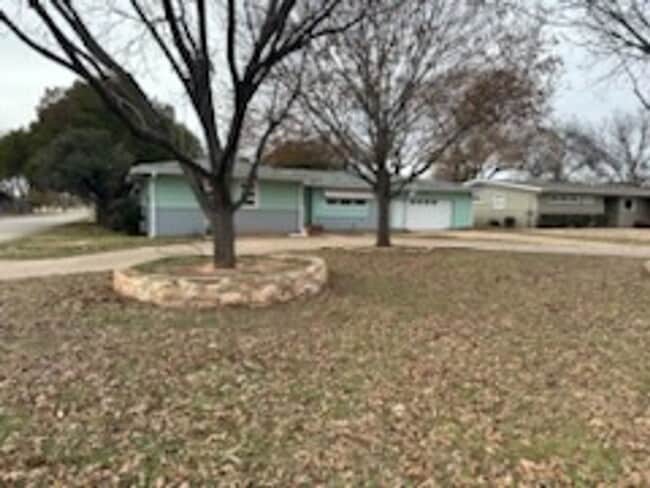 Photo - 3 bed 2 bath Home with Pool!