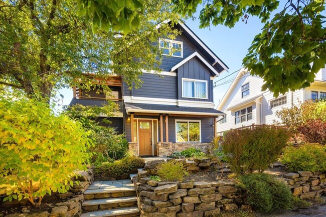 Building Photo - Charming Ravenna home with 5 bedrooms, 4 b...